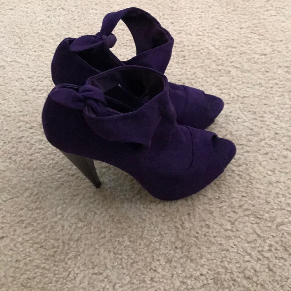 Shoes - Picture 2 of 4